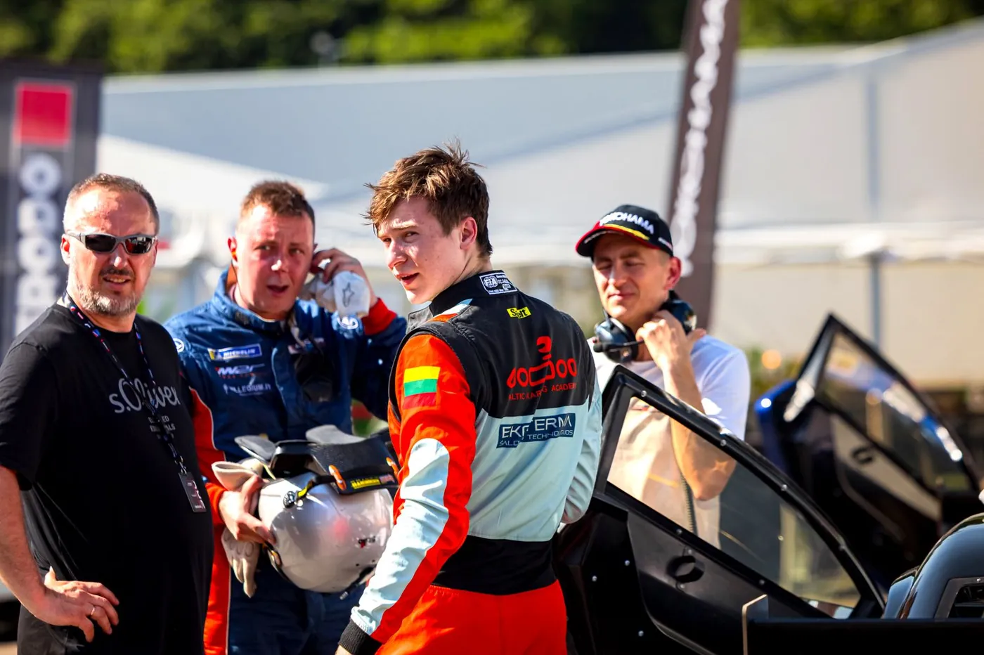 Pilote et coach au stand